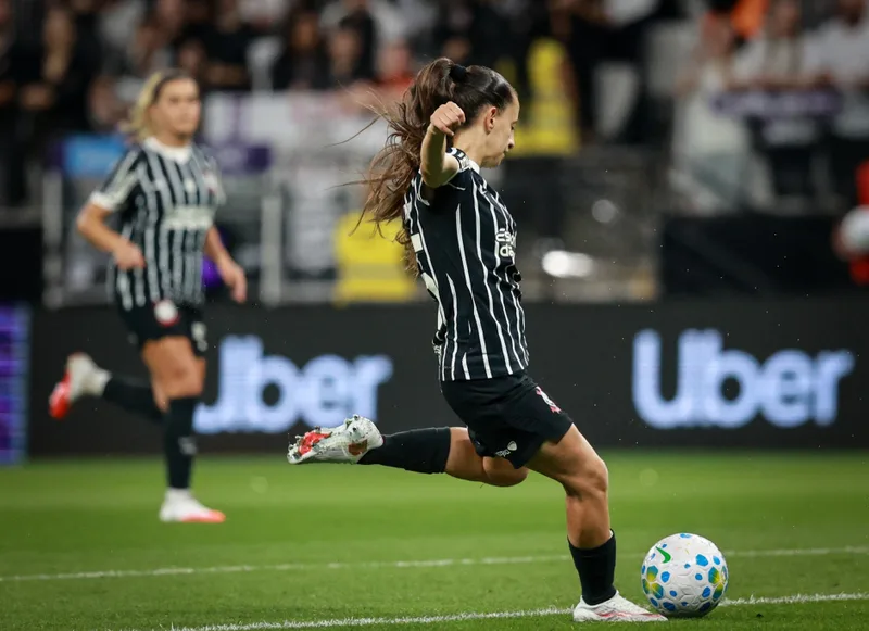 Belén Aquino explica adaptação tática e projeta decisão do Corinthians