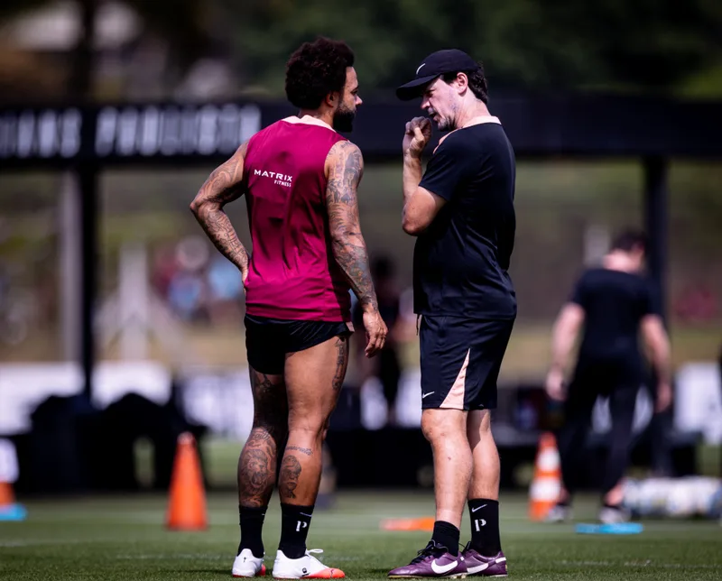 Gaviões relatam cobranças a Memphis, Garro, Diniz e diretoria do Corinthians