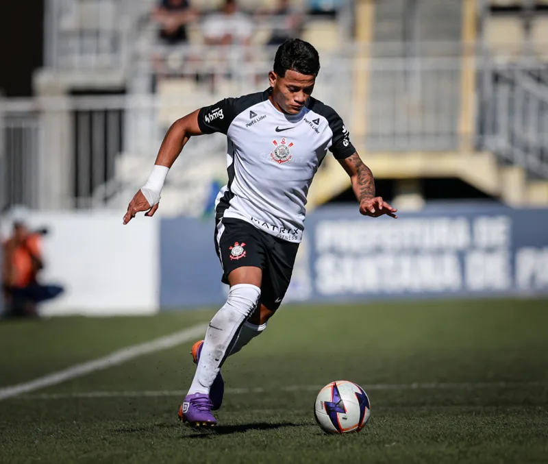 Luiz Fernando comenta treinos no profissional e deixa renovação nas mãos do Corinthians