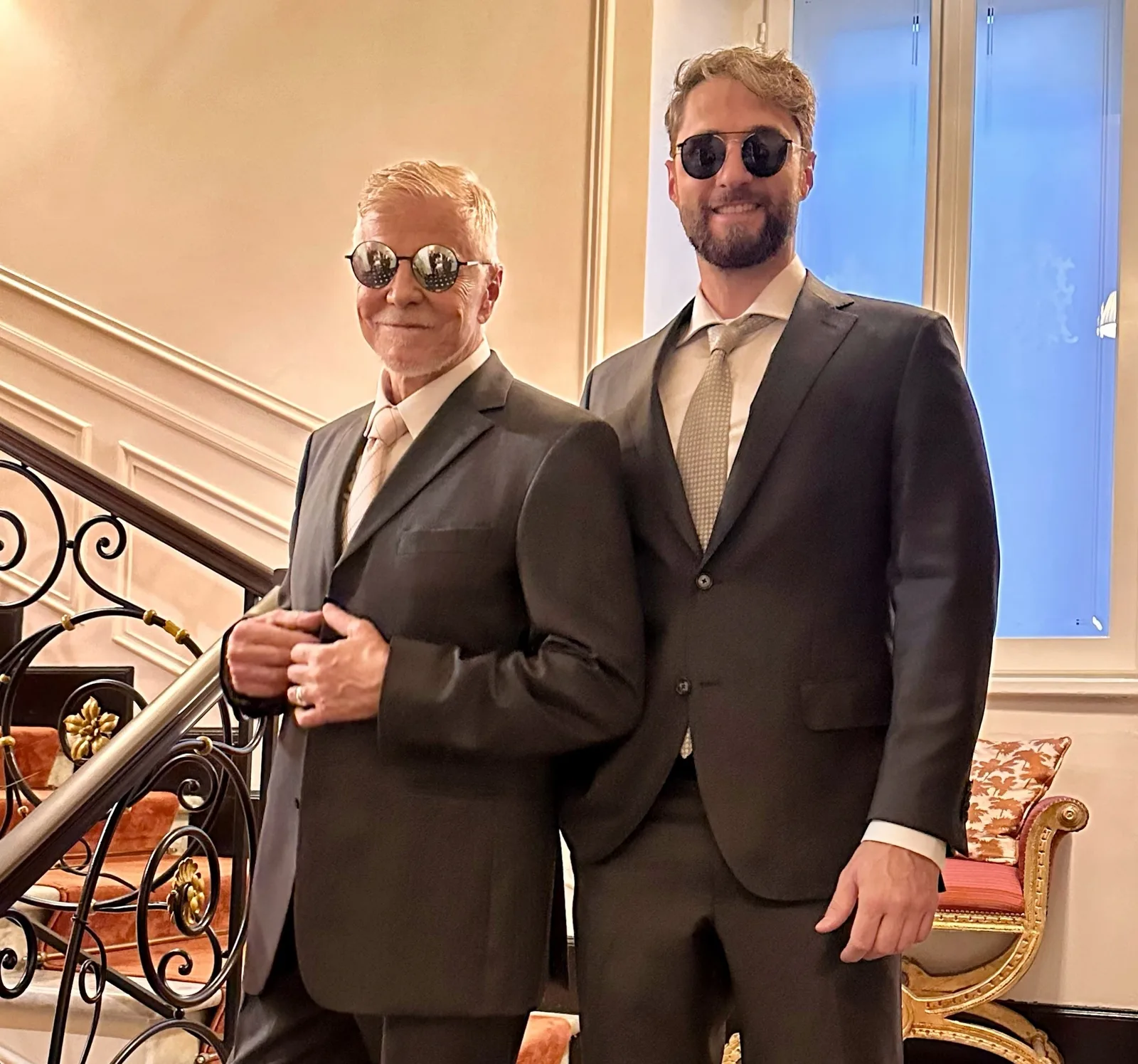 Miguel Falabella aparece ao lado do namorado em casamento na Itália