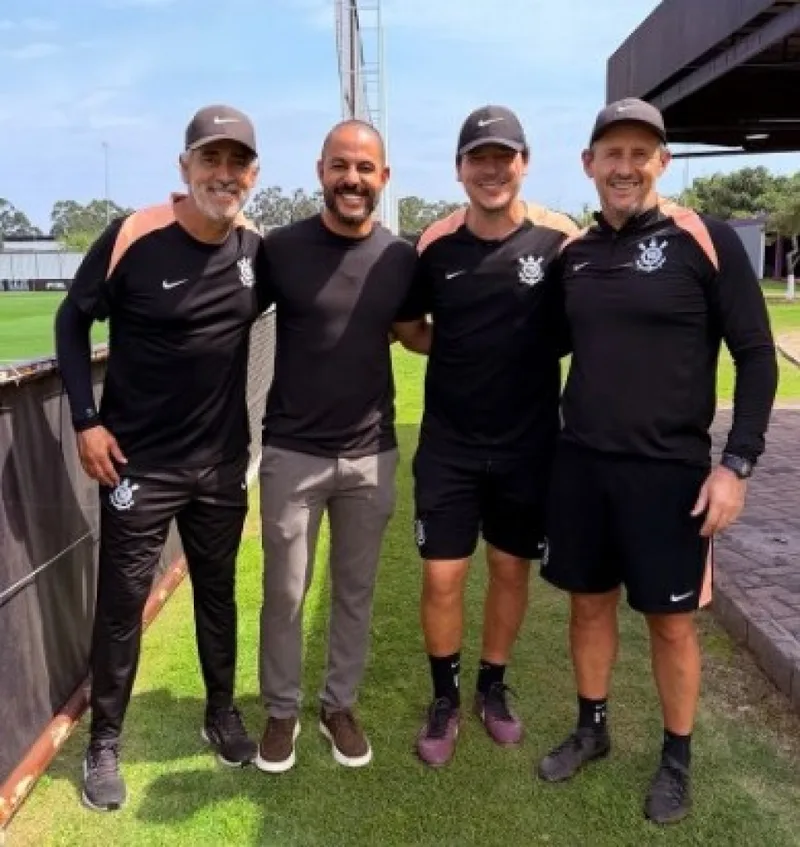 Ytalo visita CT do Corinthians e reencontra Fernando Diniz