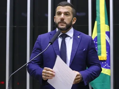 Em debate, Carlos Jordy pede fim das bets, apesar de ter votado para liberá-las de taxação