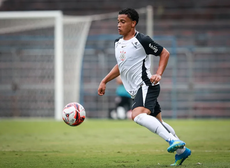 Nícollas Melo quer ficar no Corinthians, que discute novo contrato