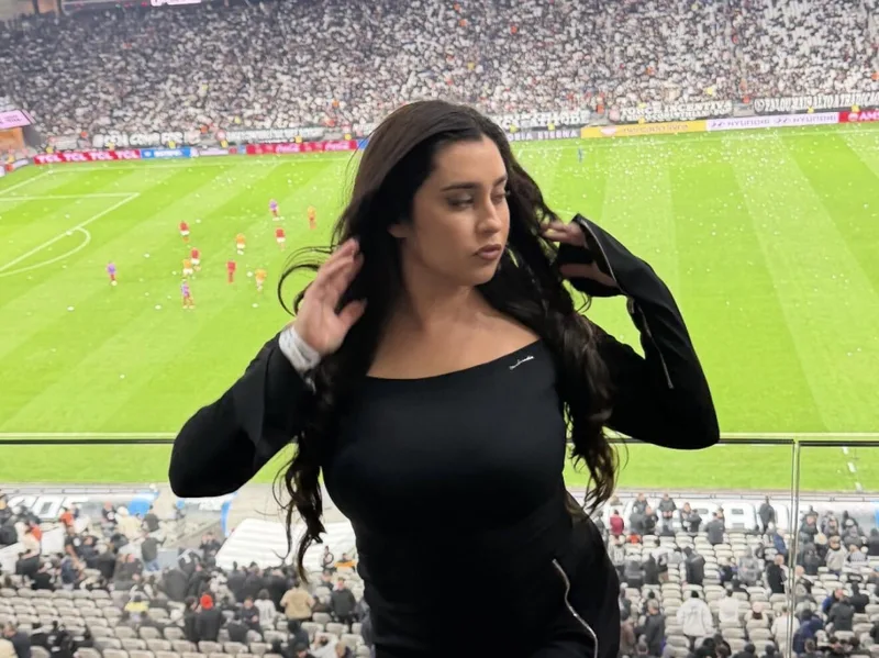 Lauren Jauregui visita arena durante despedida do Corinthians na Libertadores