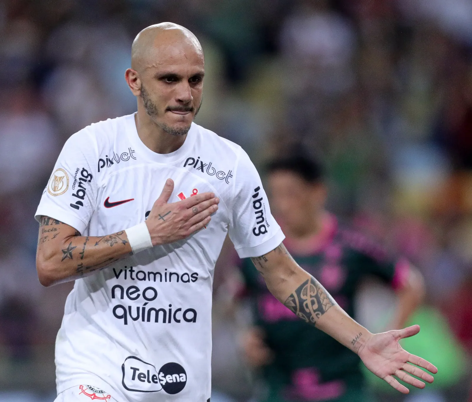 Fábio Santos é lembrado por gols e títulos pelo Corinthians