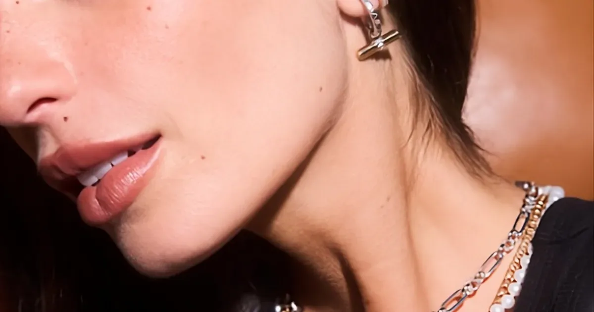 Ear stacking combina brincos e metais em composições personalizadas
