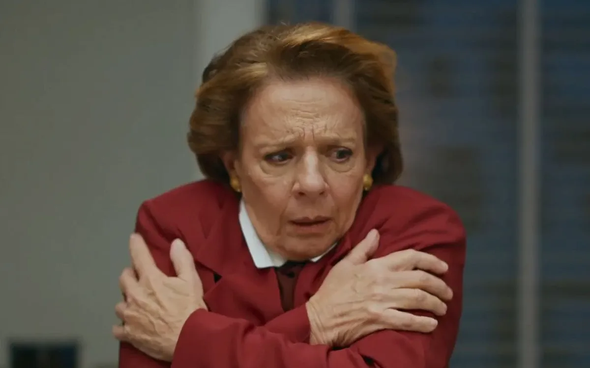 Diná esconde ressentimento por Francesca em Quem Ama Cuida
