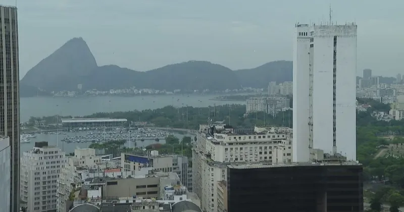 Frente fria traz chuva, raios e queda de temperatura ao Rio