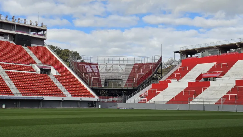 Torcedores recebem canal de denúncia para casos de racismo em Corinthians x Estudiantes