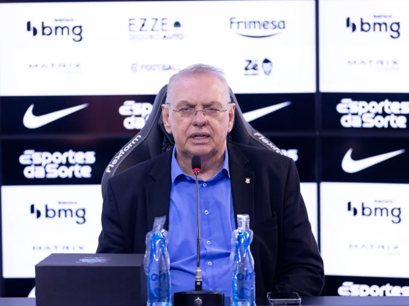 Dívidas, mudanças e decisões no futebol marcam passagem de Stabile pelo Corinthians