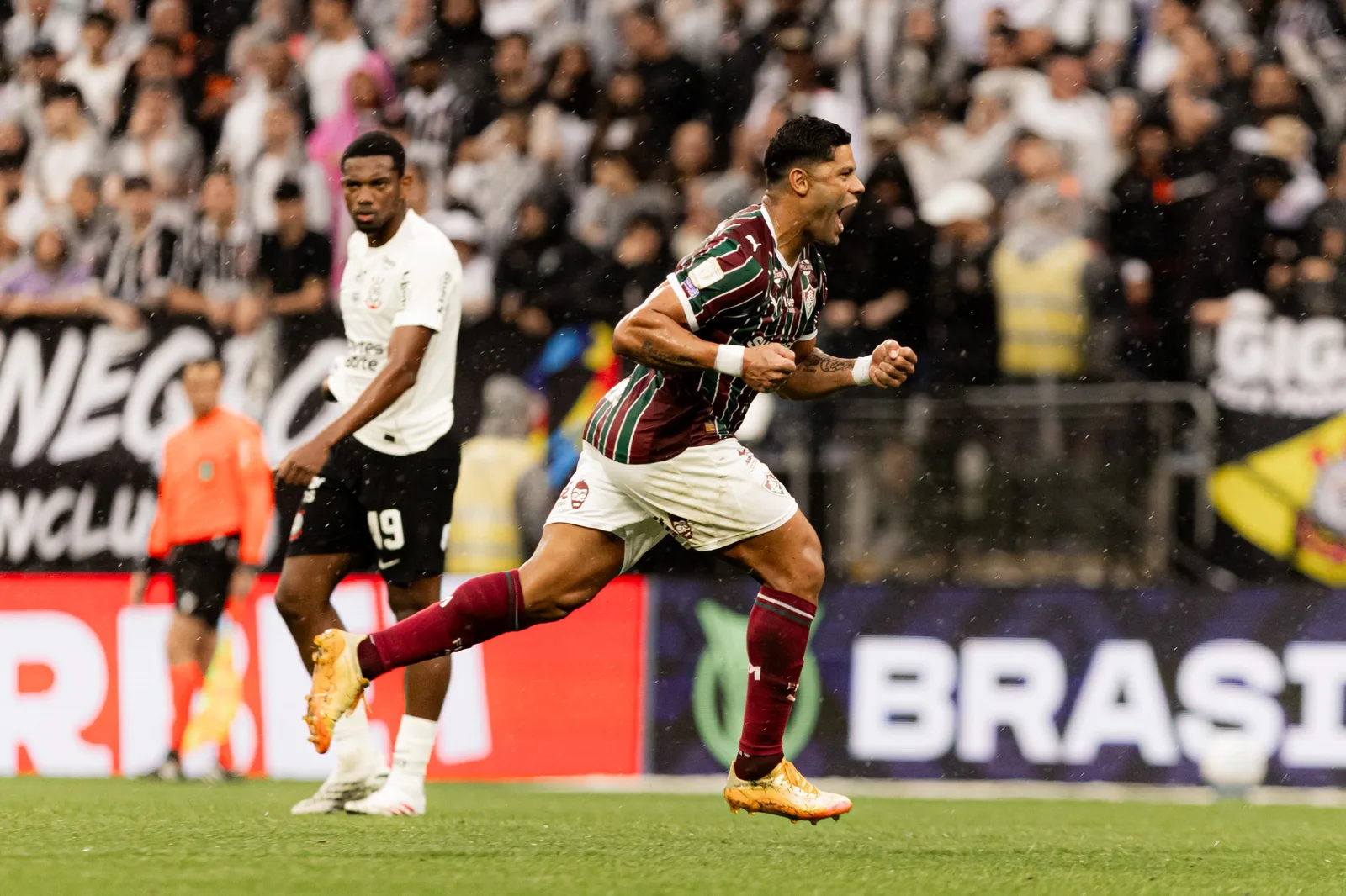 Hulk marca duas vezes, e Fluminense vence o Corinthians por 3 a 1
