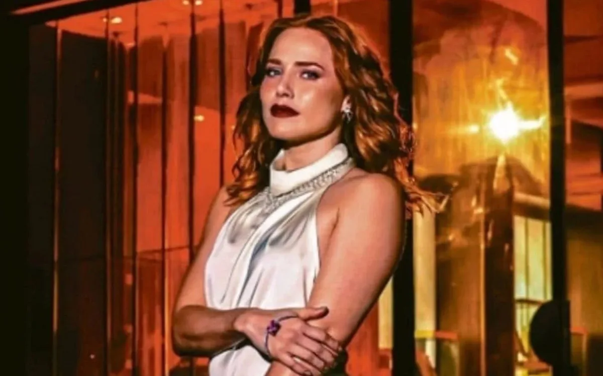 Adriana muda de visual e compra ações de Ulisses em Quem Ama Cuida