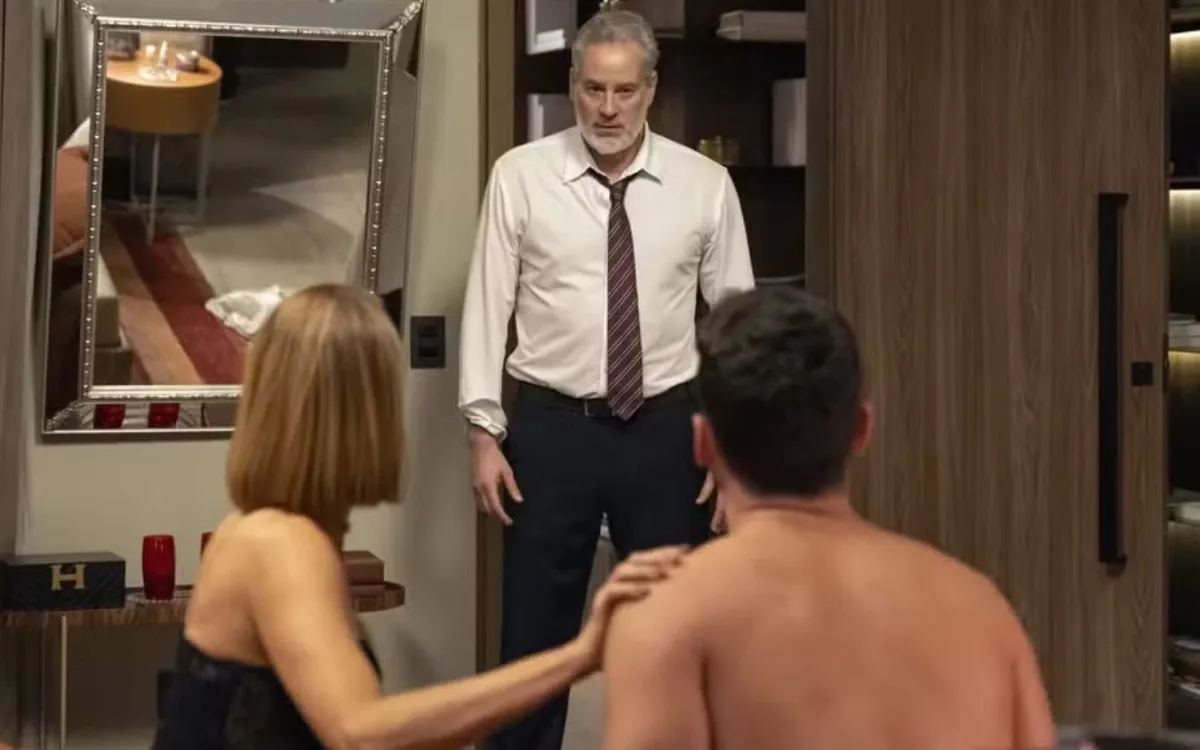 Adriana arma flagrante e coloca Ademir diante de Dora e André