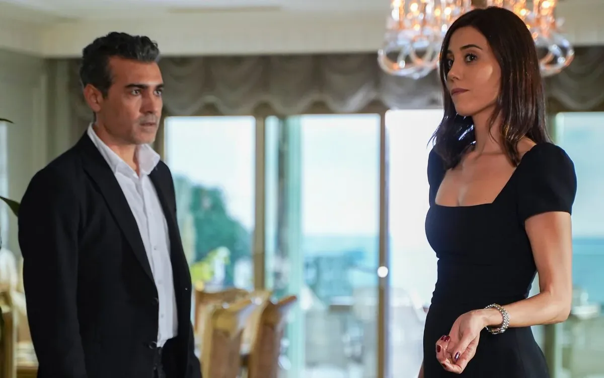 Asya expõe Volkan, pede divórcio e ele termina preso em Iludida