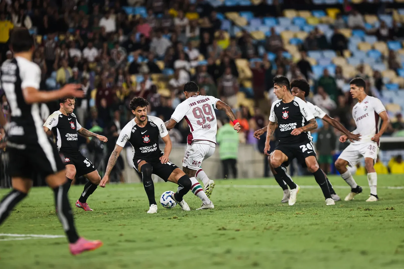Fluminense encara Corinthians, dono da terceira melhor defesa do Brasileirão