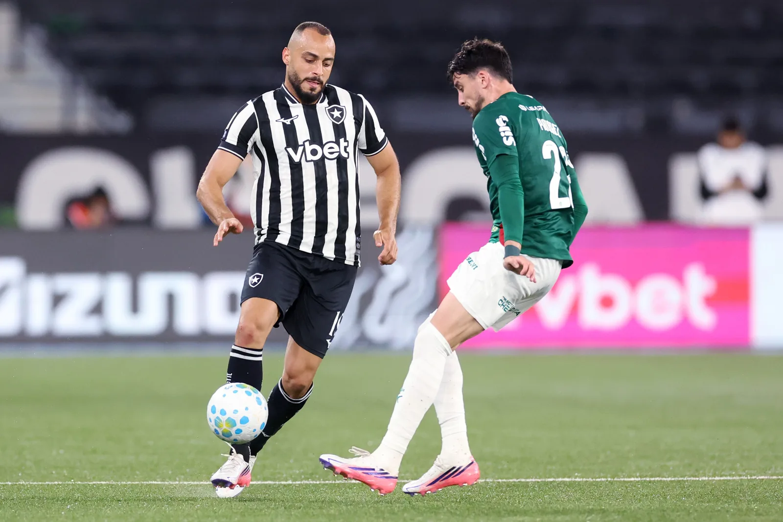 Tigres oferece R$ 41 milhões ao Botafogo por Arthur Cabral
