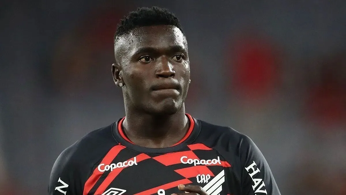Athletico promete medidas após ataque racista contra Kevin Viveros