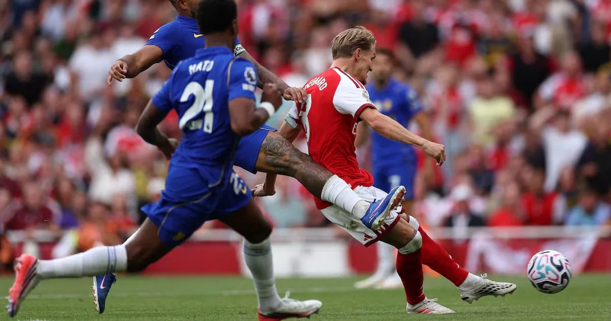 Odegaard decide no segundo tempo, e Arsenal supera Chelsea no Emirates