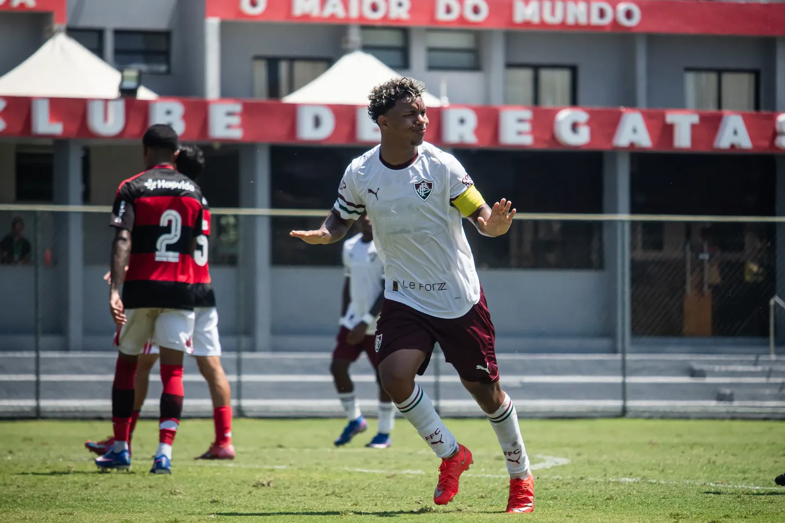 Fluminense encara o Vasco na liderança após vitória no Carioca Sub-20