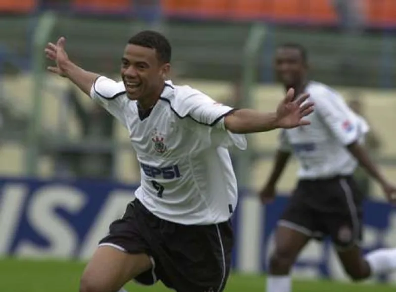 Gil recorda gol contra o Santos e pede permanência de Memphis no Corinthians