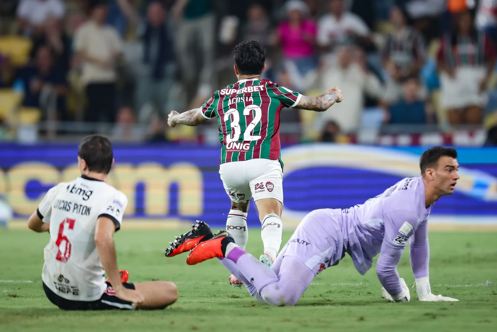 Fluminense vence Vasco no Maracanã e sobe para o quarto lugar do Brasileiro