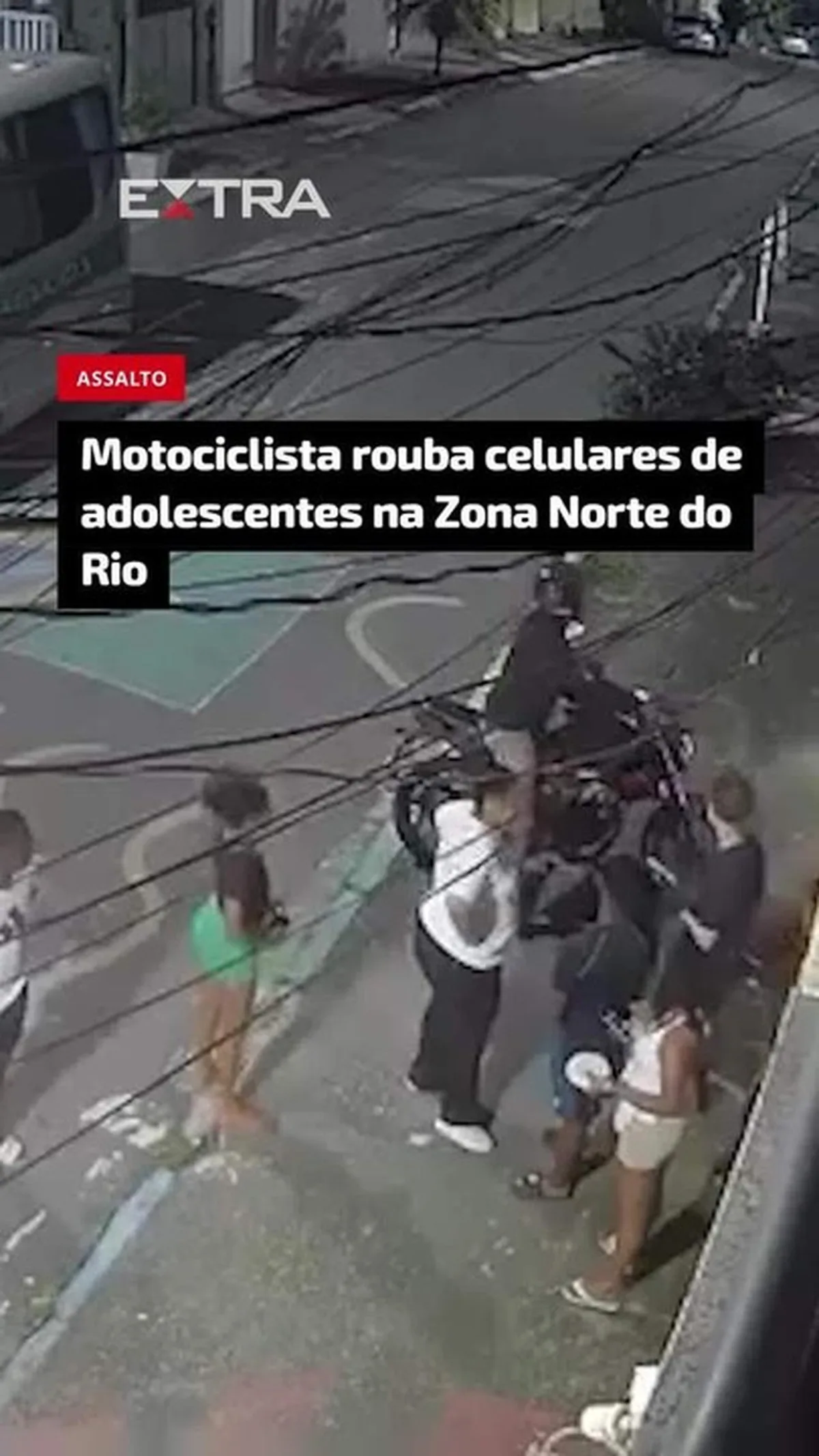 Câmera registra roubo de celulares após abordagem a seis jovens no Rio