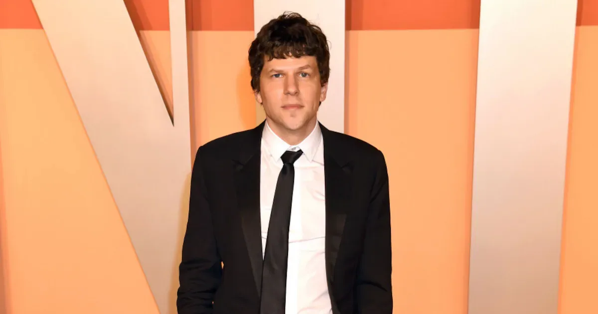 Jesse Eisenberg muda visão sobre atuação após trabalhar com Julianne Moore