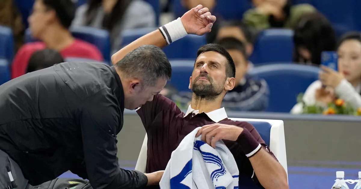 Saque ajuda Djokovic a avançar em Pequim após atendimento médico
