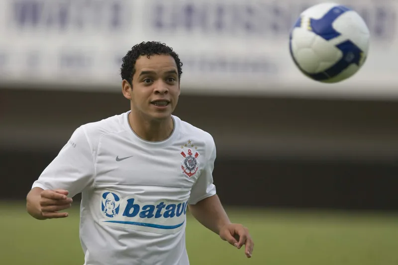 Lulinha aponta pressão e falta de adaptação em passagem pelo Corinthians