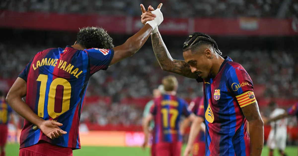 Raphinha marca três vezes, e Barcelona vence Sevilla de virada