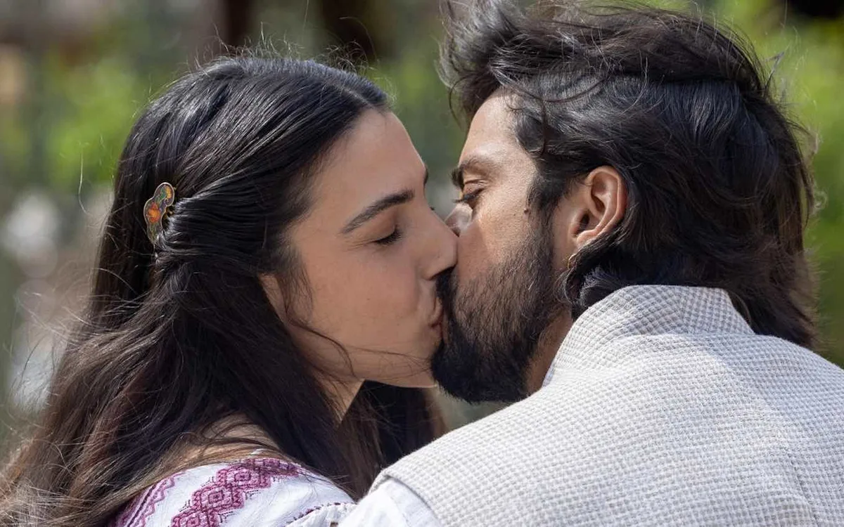 Salma beija Omar e muda o rumo de sua vida amorosa na novela
