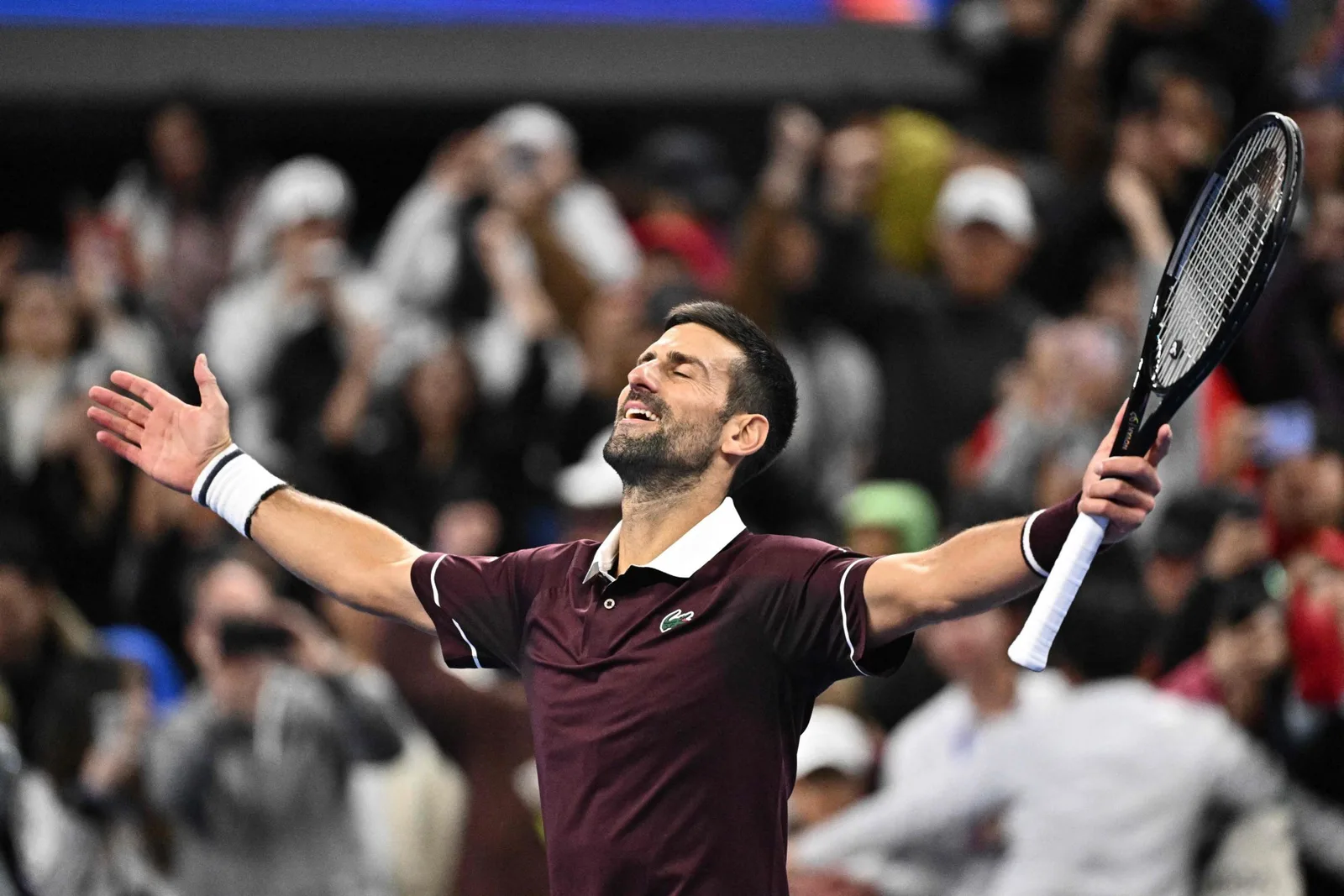 Djokovic bate Zverev de virada e chega à semifinal em Pequim
