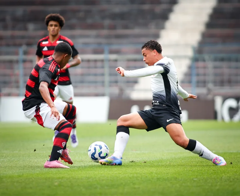 Corinthians chega ao mata-mata com seis vitórias antes de duelo com Flamengo no Sub-17
