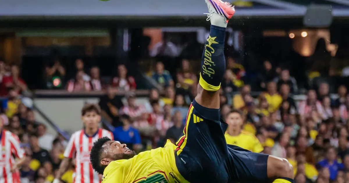 Borja sai do banco, marca duas vezes e salva o América contra o Chivas