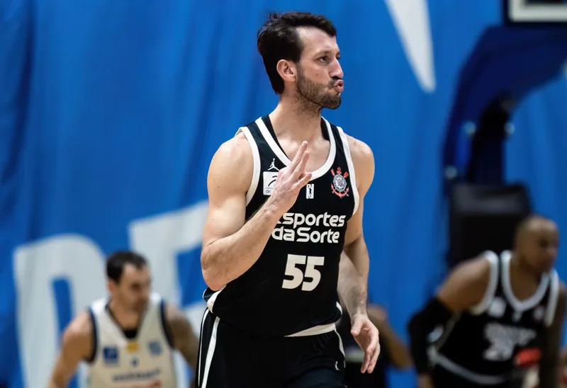 Elinho aponta ambiente do Corinthians e torcida como razões para seguir no basquete