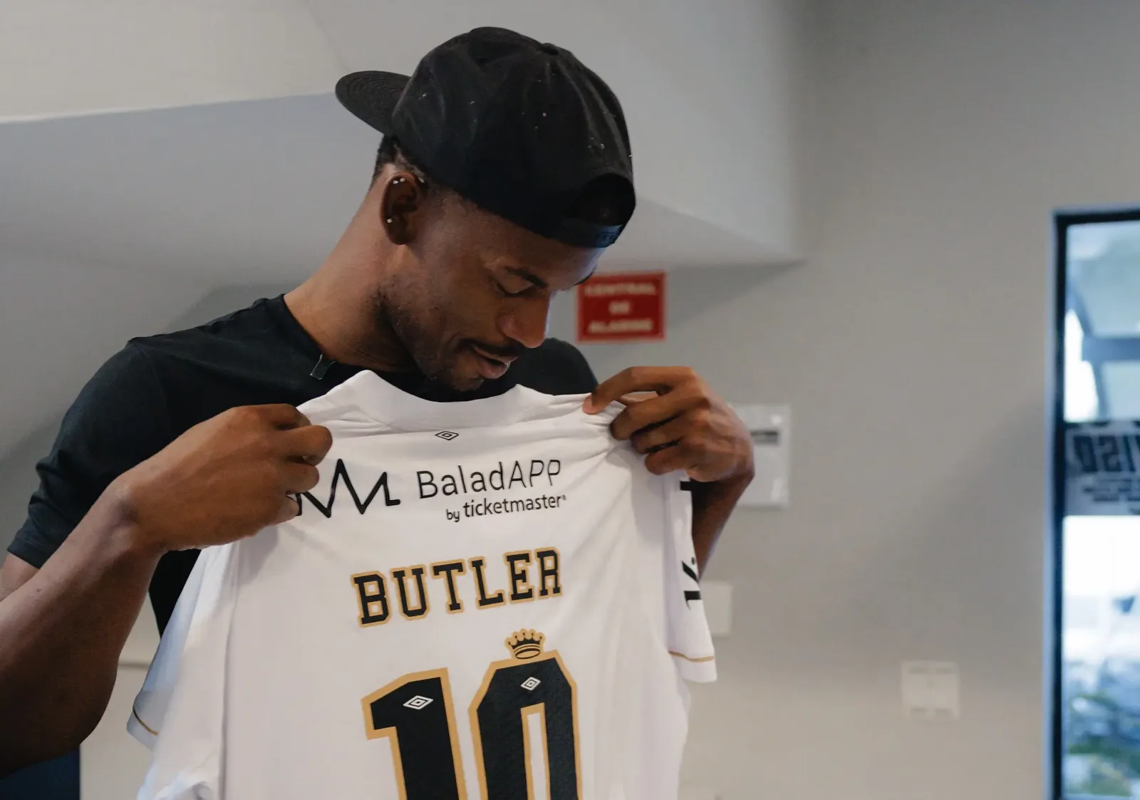 Jimmy Butler acompanha preparação do Santos no CT Rei Pelé ao lado de Neymar