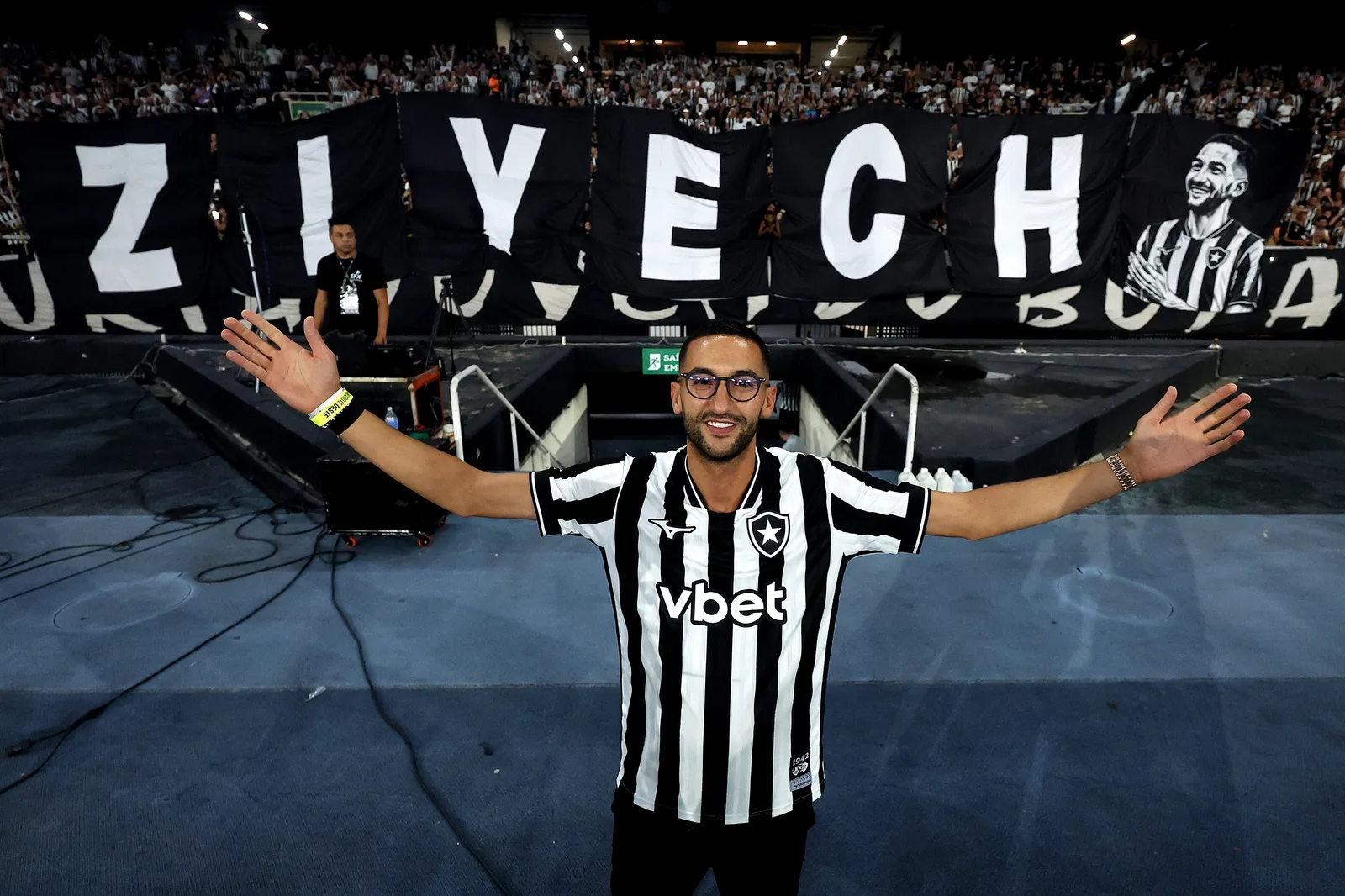 Botafogo tenta regularizar Ziyech antes de duelo com o Mirassol