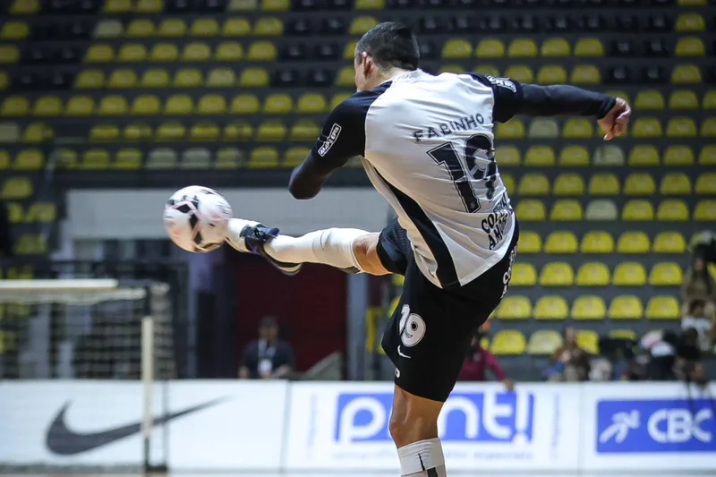 Corinthians bate Pinda e reassume liderança do Paulista de Futsal