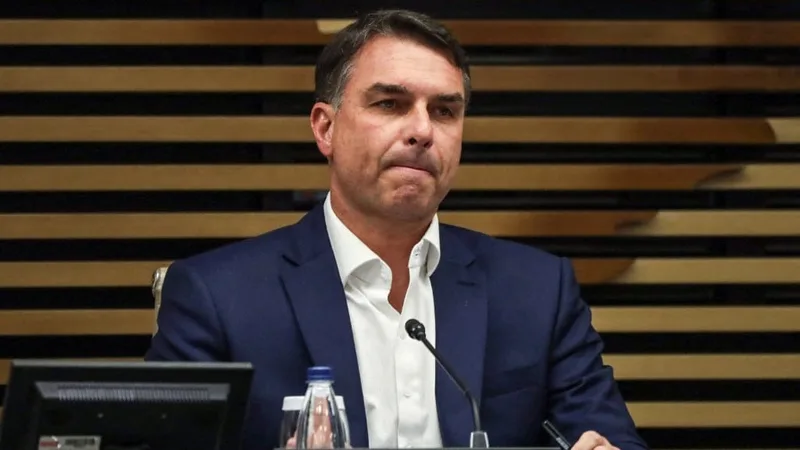 Assustado, Flávio Bolsonaro insulta Globo após onda de repúdio por ataque a Nossa Senhora