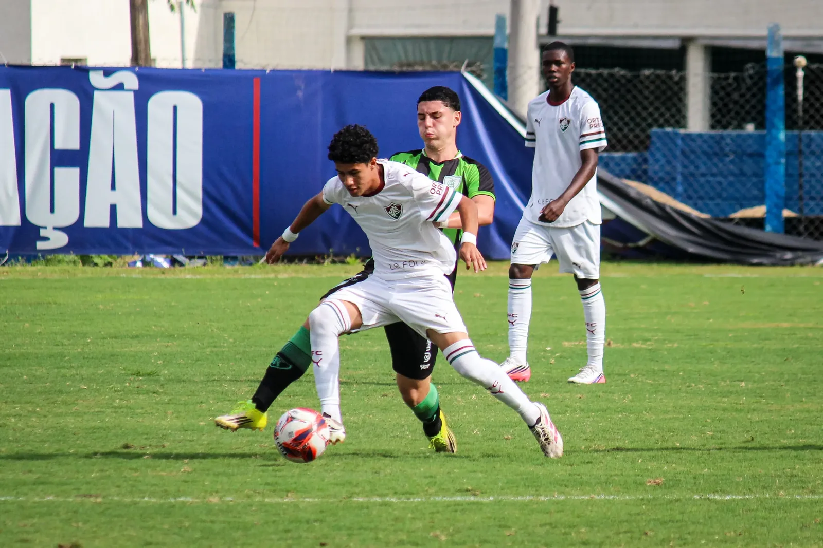 Fluminense bate o América-MG e mantém vice-liderança no Sub-17