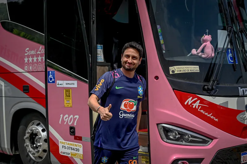Convocação se aproxima, e Arthur Elias acompanha decisão do Corinthians