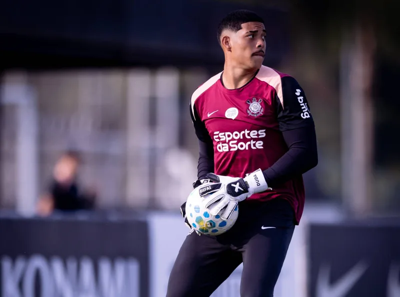 Kauê deve substituir Hugo Souza contra a Chapecoense pelo Brasileirão