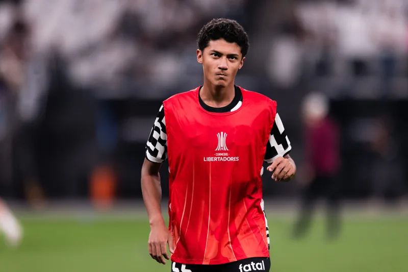 Contrato protege Iago Machado enquanto Corinthians promove zagueiro de 17 anos