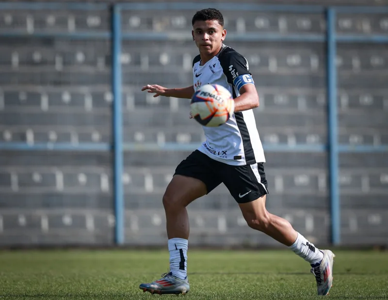 Caraguá participa de gols e aponta confiança como fator no Corinthians Sub-20