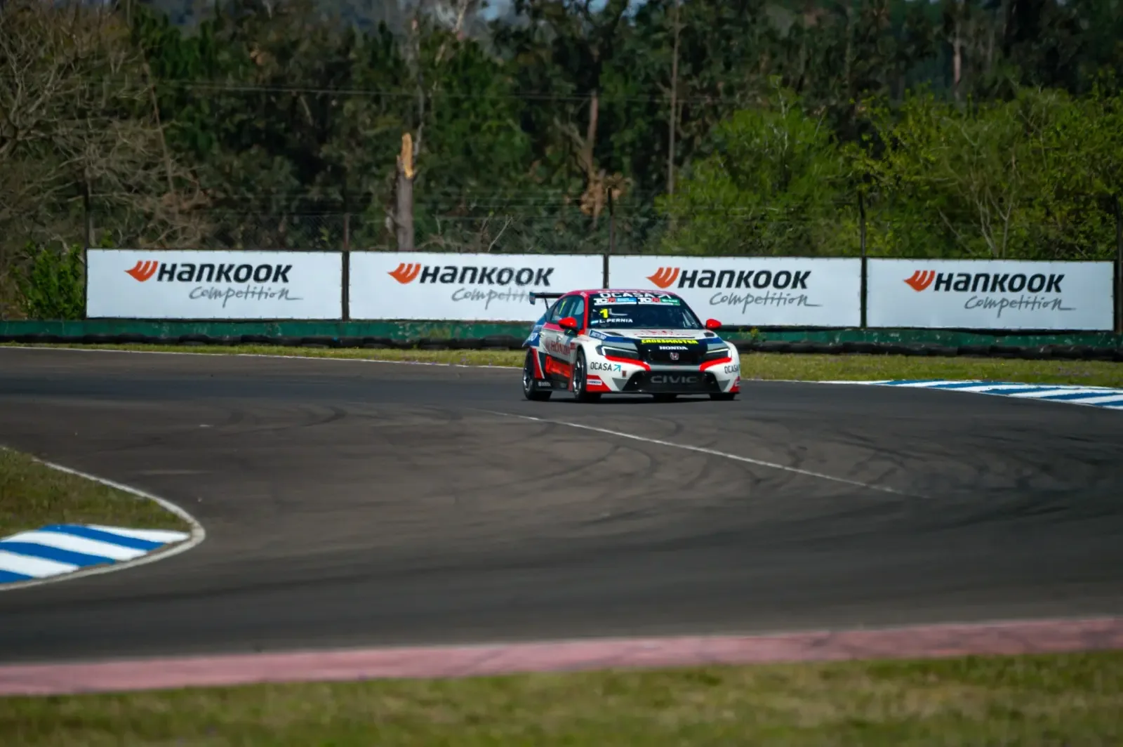 Pernía mantém liderança do TCR South America após dois segundos lugares em Concordia
