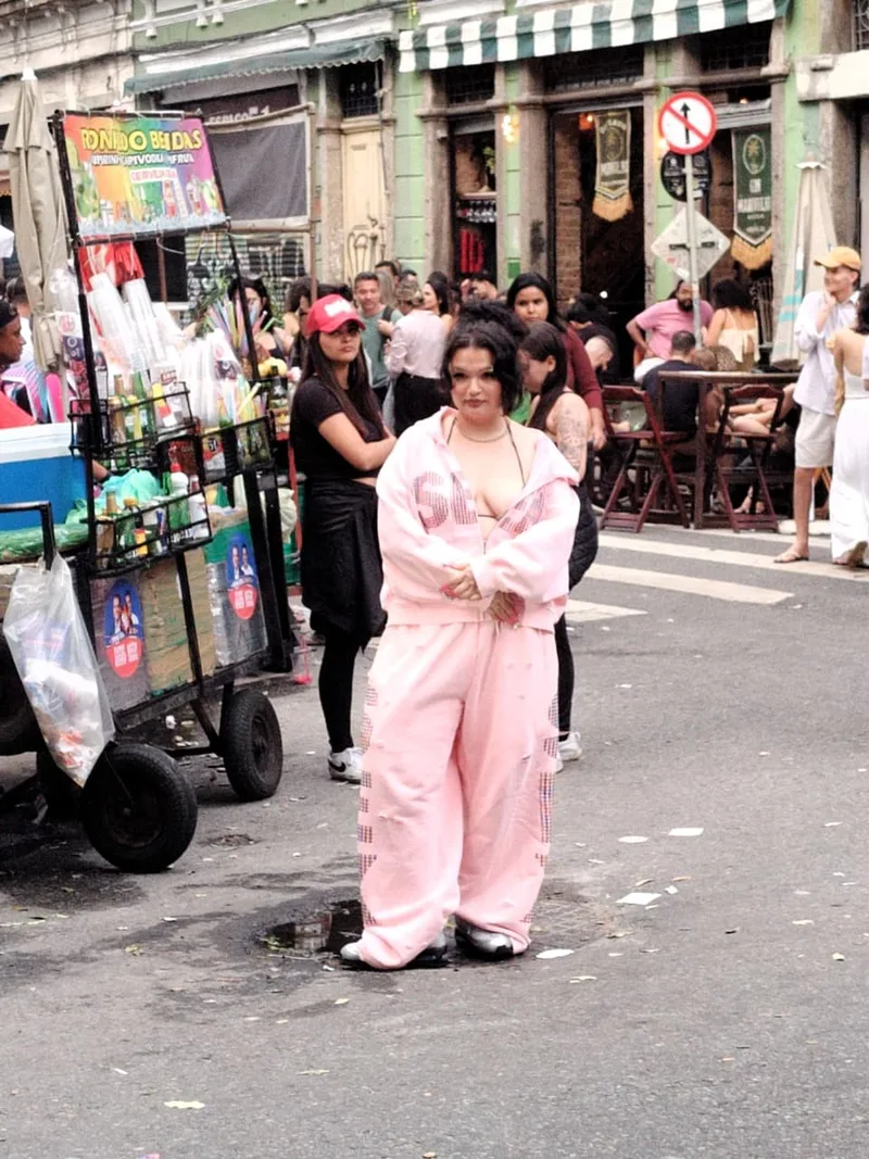 Lola Young passeia pela Lapa antes de estreia no Rock In Rio