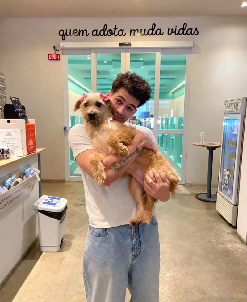 João Guilherme adota cadela após visitar centro de pets em São Paulo