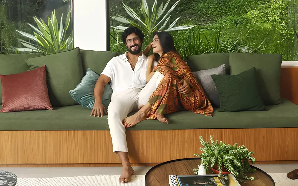 Renato Góes vive com Thaila Ayala em casa com cachoeira no Rio