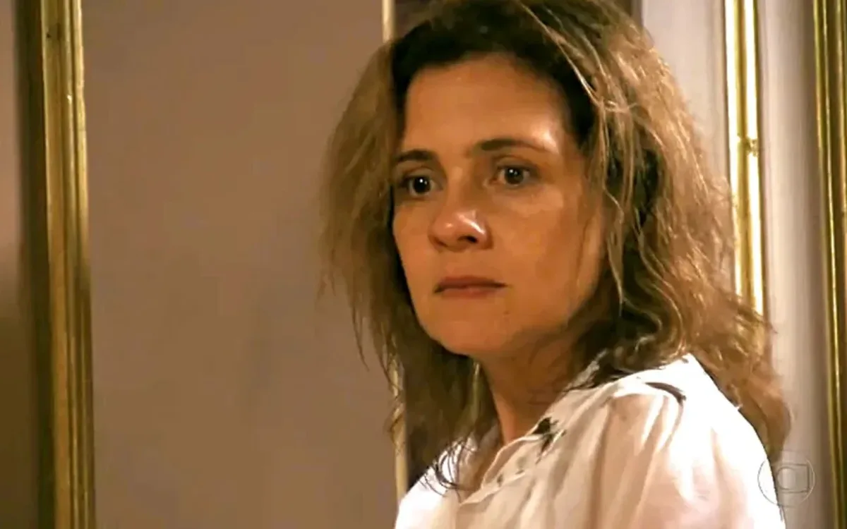 Carminha escapa de clínica e oferece dinheiro a Lúcio contra Nina
