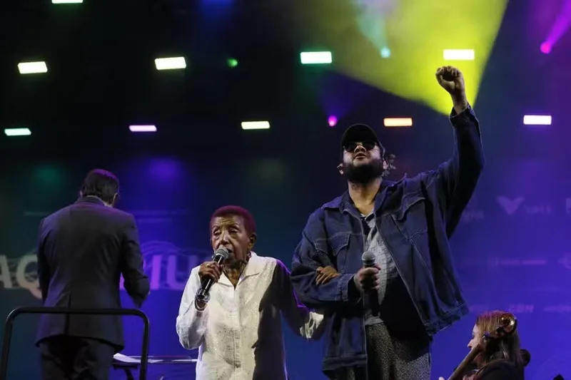 Leci Brandão estreia com orquestra em concerto do Aquarius na Praça Mauá
